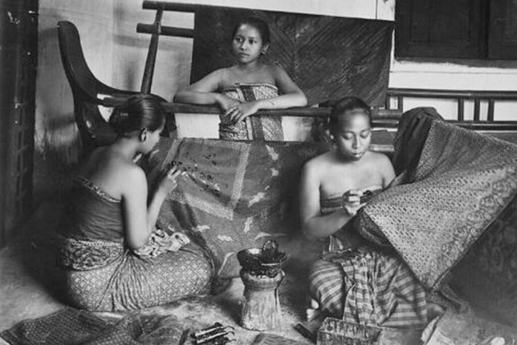 Bir kumaşa elle boya uygulayan Java kadınları